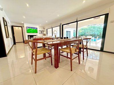 barrio privado, boulevard park. playa mansa. 5 dorm. piscina climatizada. losa radiante - nyp33034c