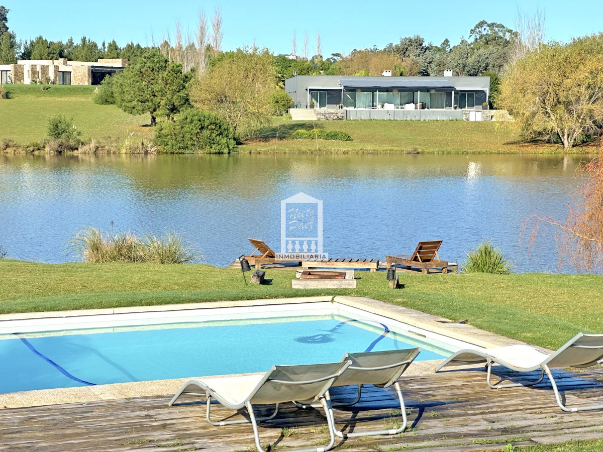 Pueblo Mío, sobre lago, 4 suites, piscina. Barrio Privado de lujo con amenities.