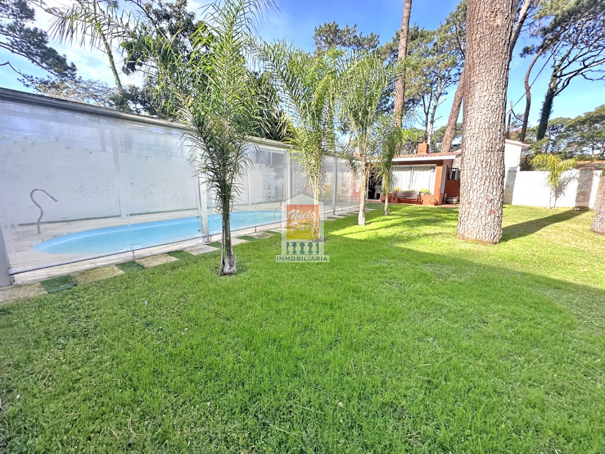 Playa Mansa, zona paradas. Piscina cubierta climatizada. Donde todos quieren!!