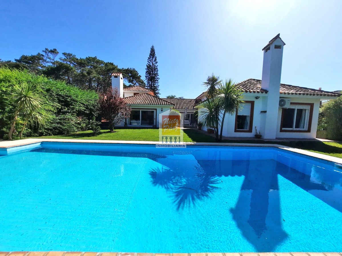 Espectacular casa, con piscina y gran jardín a 200 metros de playa brava