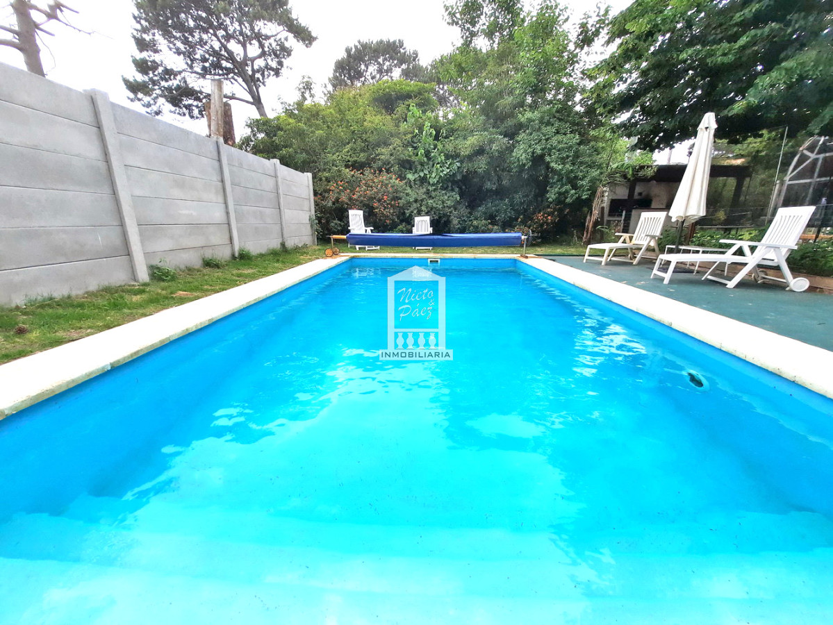 Lugano, 3 suites + servicio, piscina, barbacoa.