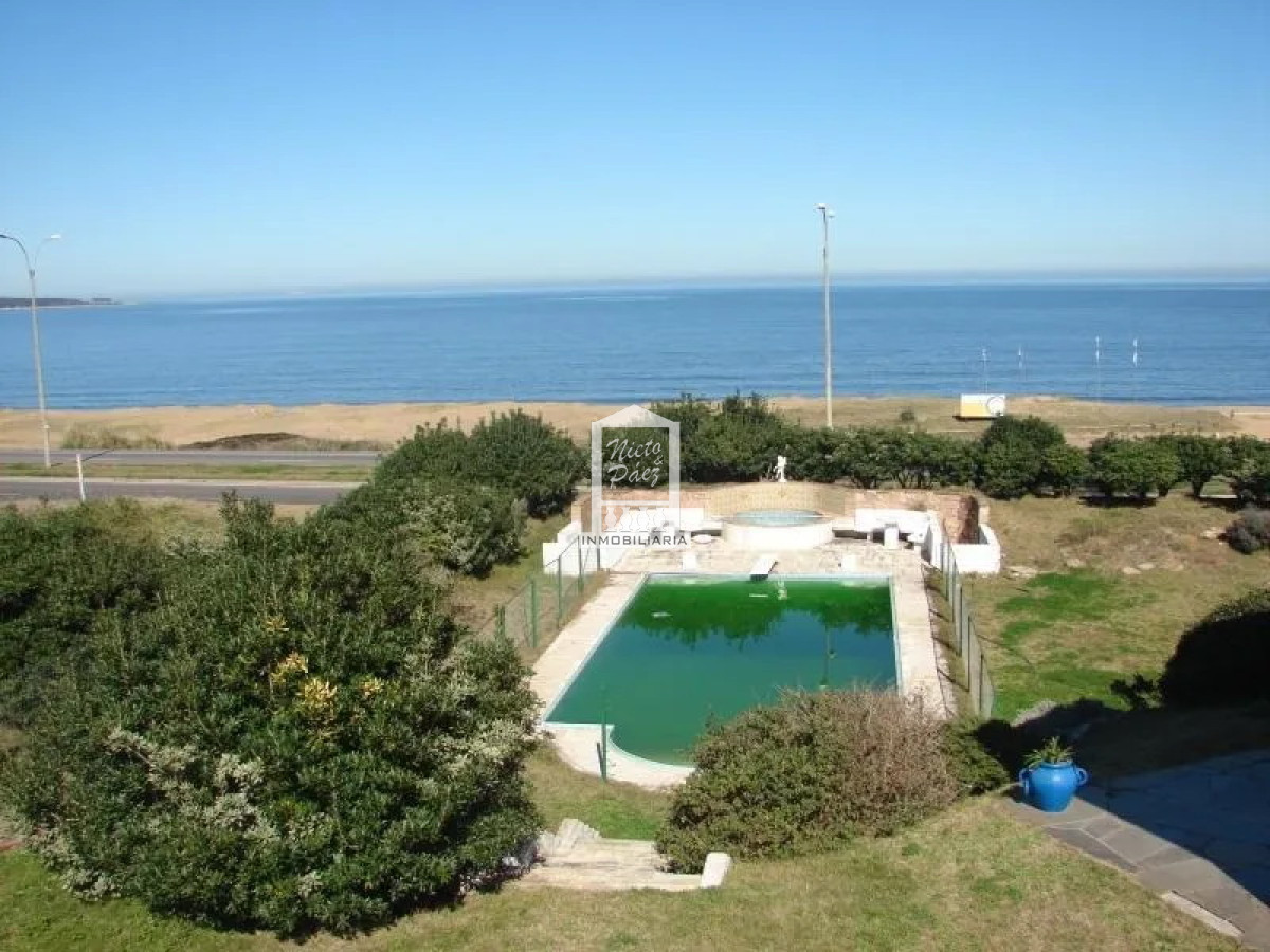 Primera fila, playa mansa con vista al mar. Piscina