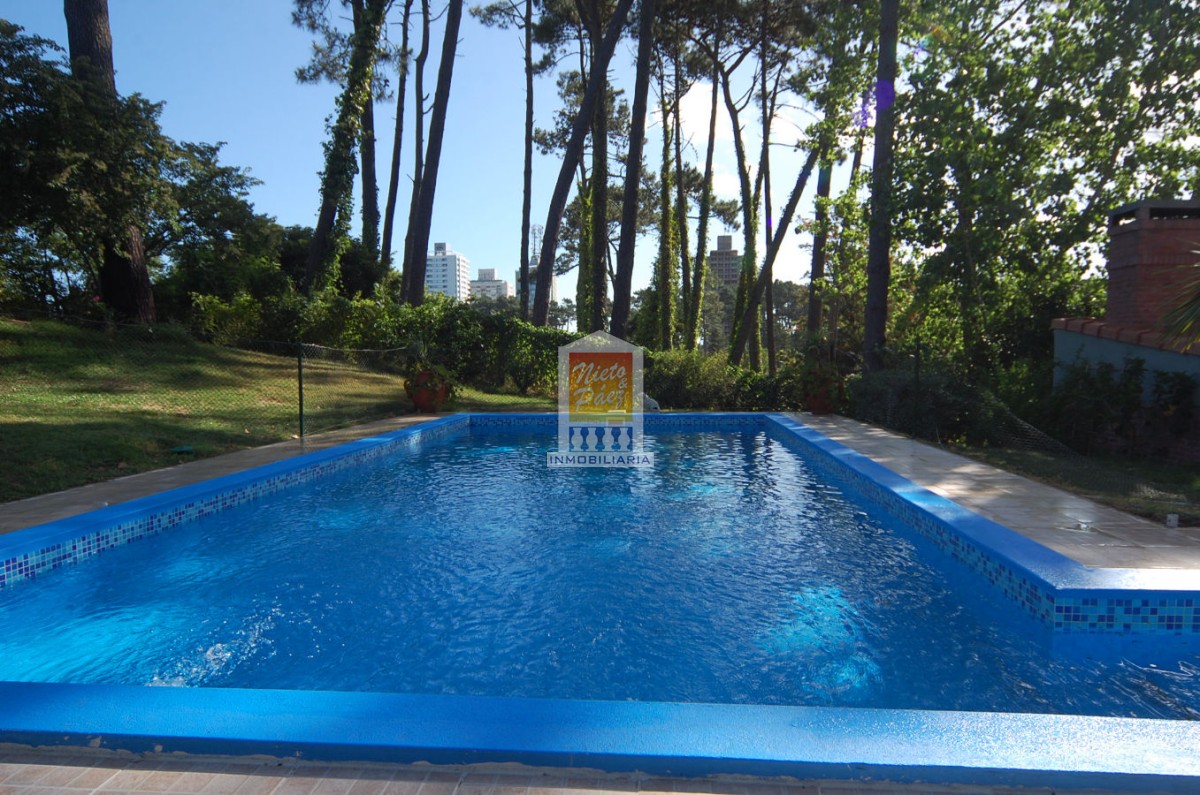 Casa en barrio Cantegril, amplio terreno 1.200 m2, piscina. 