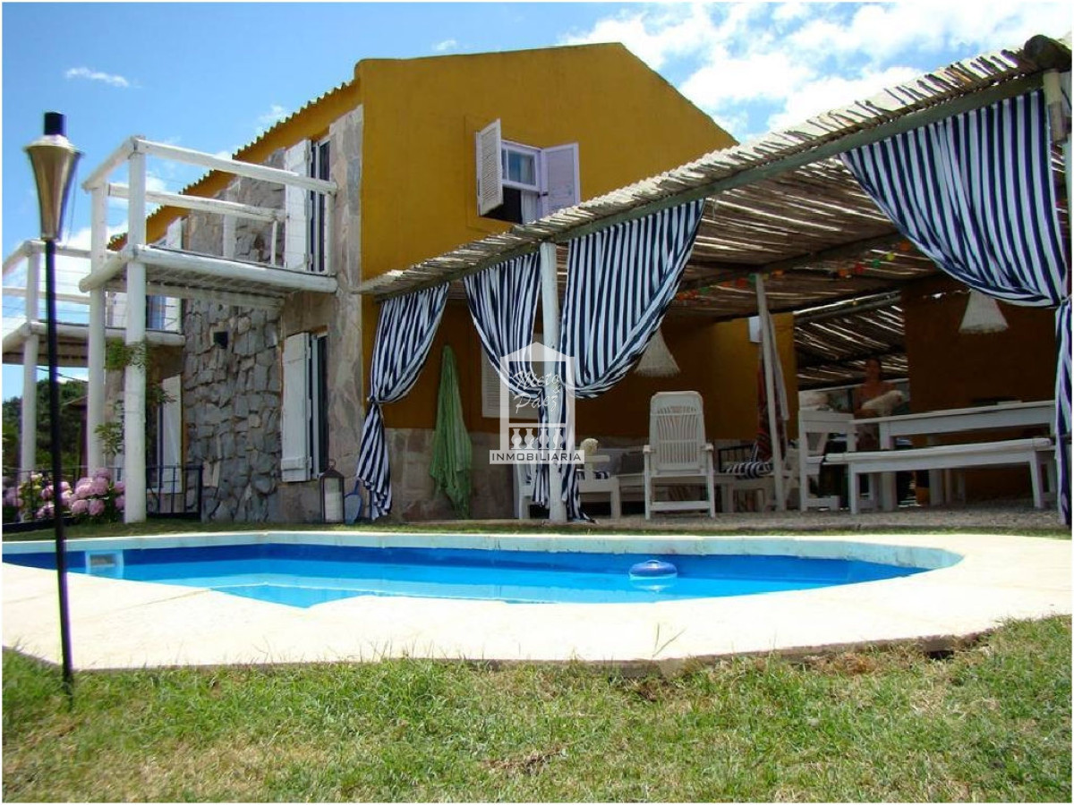 Manantiales, con piscina