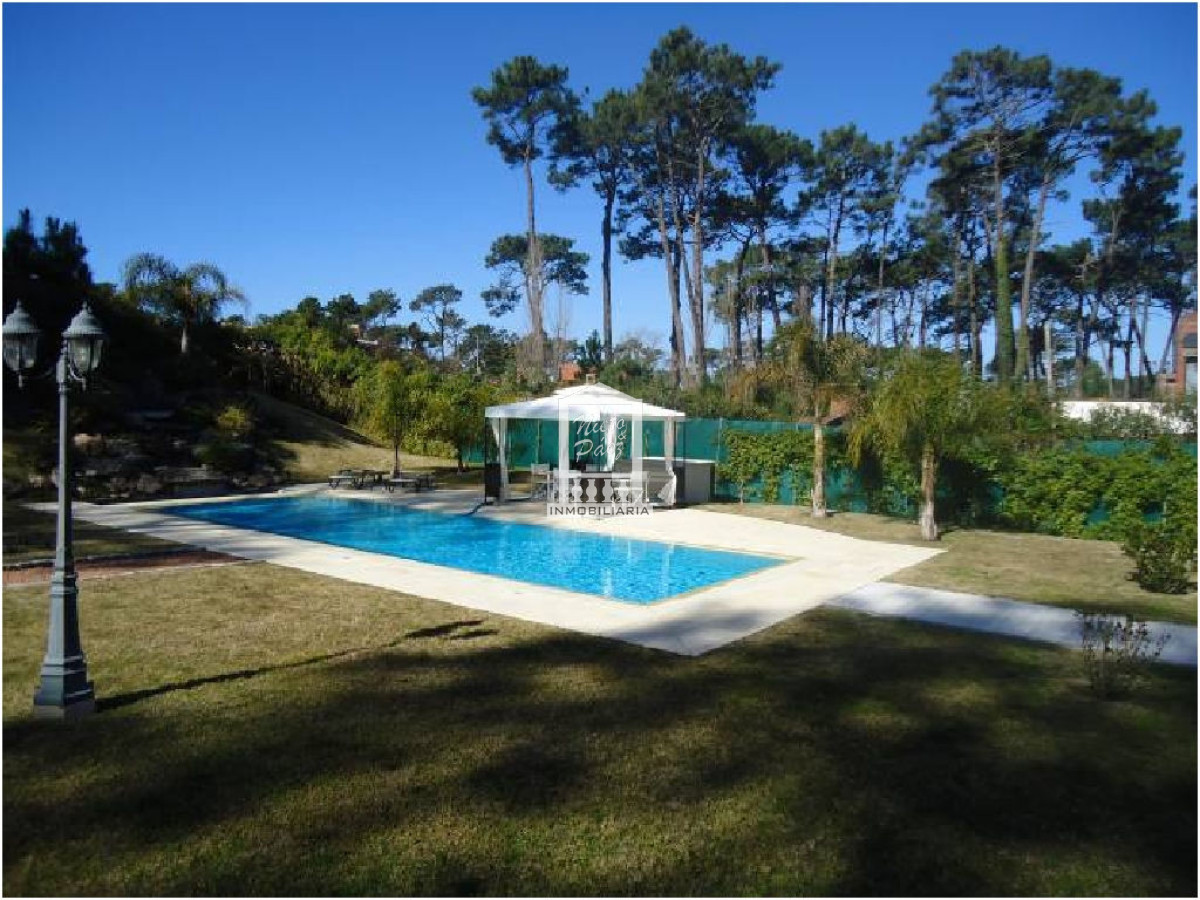 Playa Mansa, importante residencia 700 m2 construidos