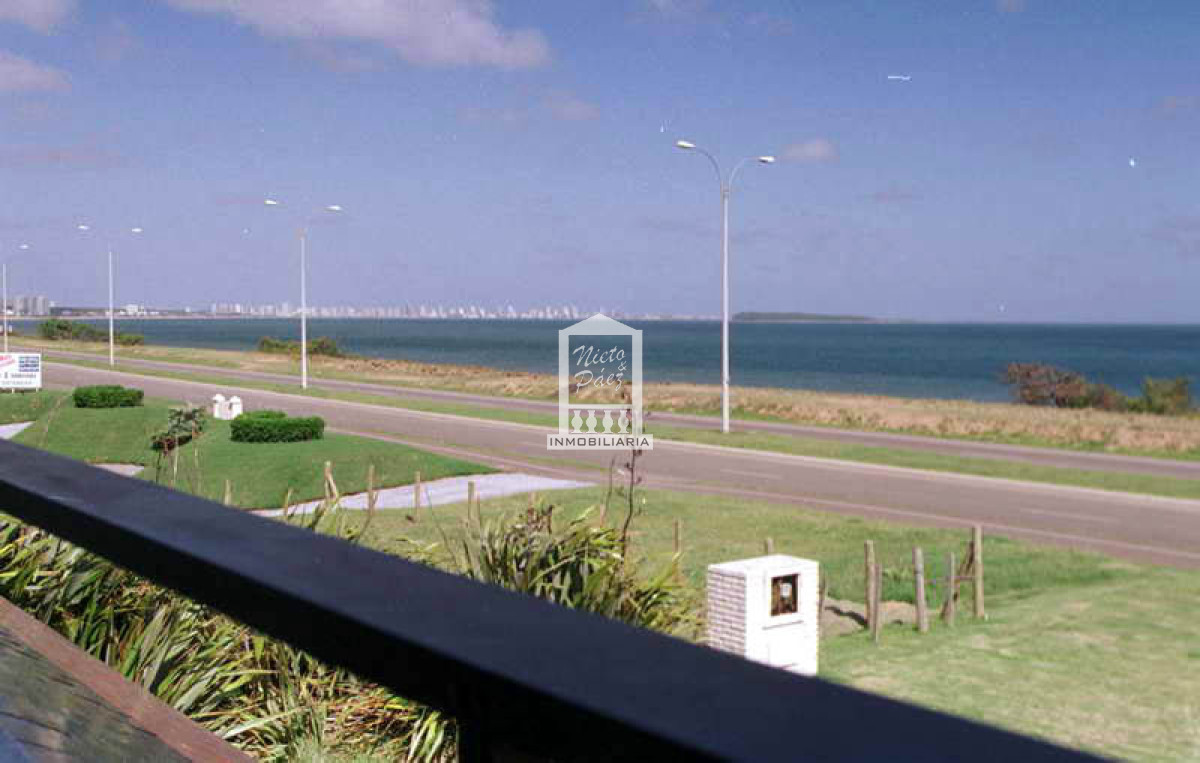 Sobre rambla, frente al mar.