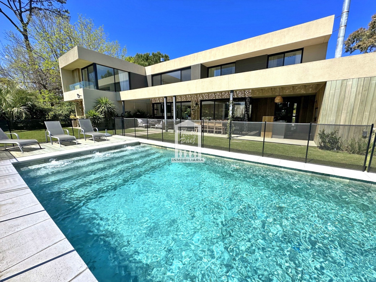 ESPECTACULAR CASA en Barrio Privado, 4 más servicio, piscina climatizada. DISPONIBLE DESDE EL 10 de febrero! HERMOSA. CONSULTE!! - NYP38516C