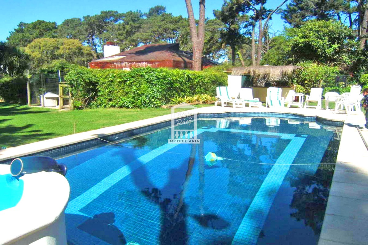 Playa Mansa, zona paradas, gran casa en altura en excelente entorno. 