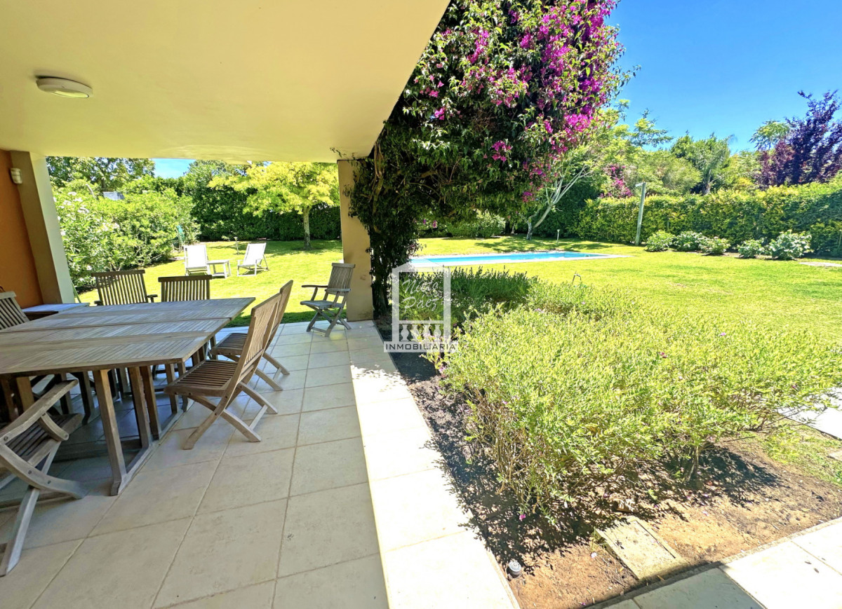 Casa ID.40198 - Exclusivo barrio privado, 3 suites + servicio completo, pileta. Losa radiante