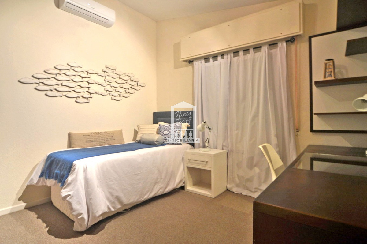 Casa ID.32879 - Playa Mansa, RECICLADA, 485 m2 construidos, 4 dormitorios, piscina climatizada. 2 garajes
