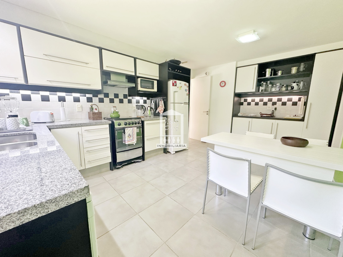 Casa ID.40198 - Exclusivo barrio privado, 3 suites + servicio completo, pileta. Losa radiante
