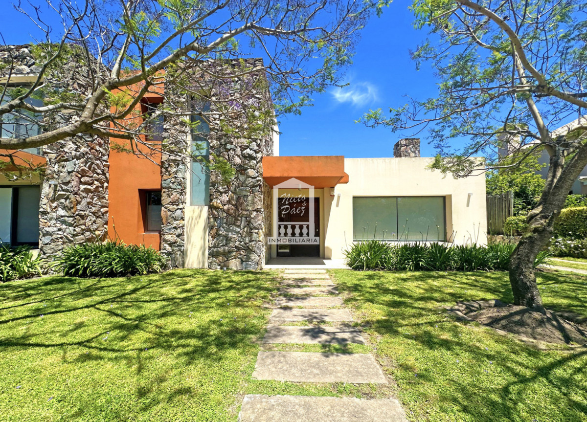 Casa ID.40198 - Exclusivo barrio privado, 3 suites + servicio completo, pileta. Losa radiante