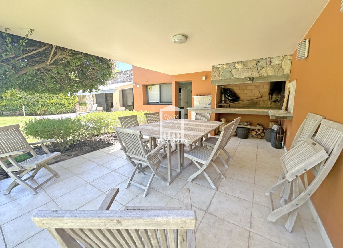 Casa ID.40198 - Exclusivo barrio privado, 3 suites + servicio completo, pileta. Losa radiante