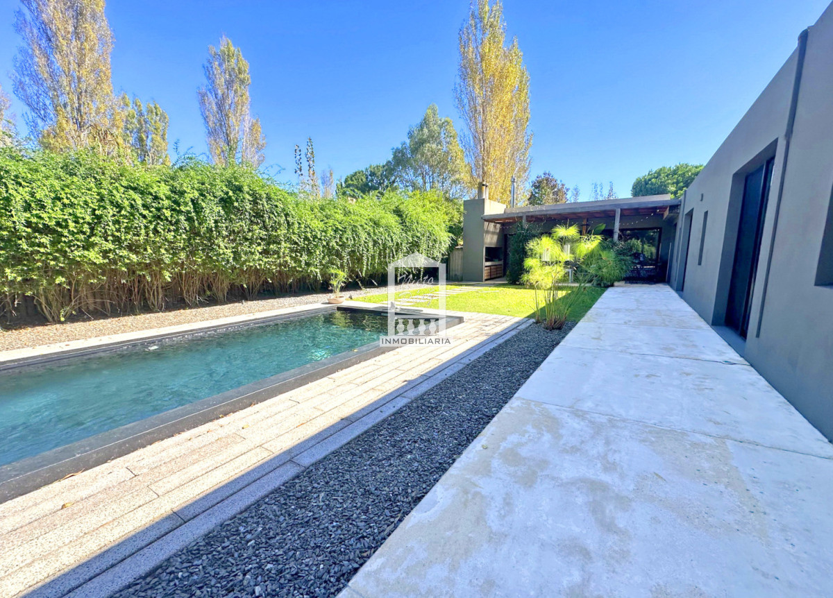 Casa ID.34860 - Barrio Privado, 3 dorm y servicio. Piscina. DVH