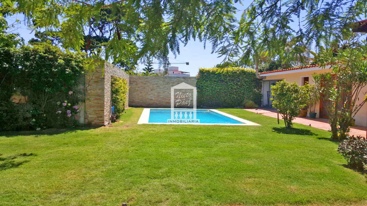 Casa ID.32879 - Playa Mansa, RECICLADA, 485 m2 construidos, 4 dormitorios, piscina climatizada. 2 garajes