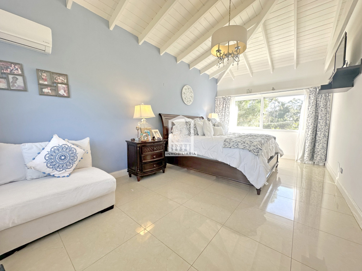 Casa ID.33898 - Barrio Privado. 500 m2 construidos, 1.491 m2 de terreno. Piscina climatizada. Pronta para entrar.