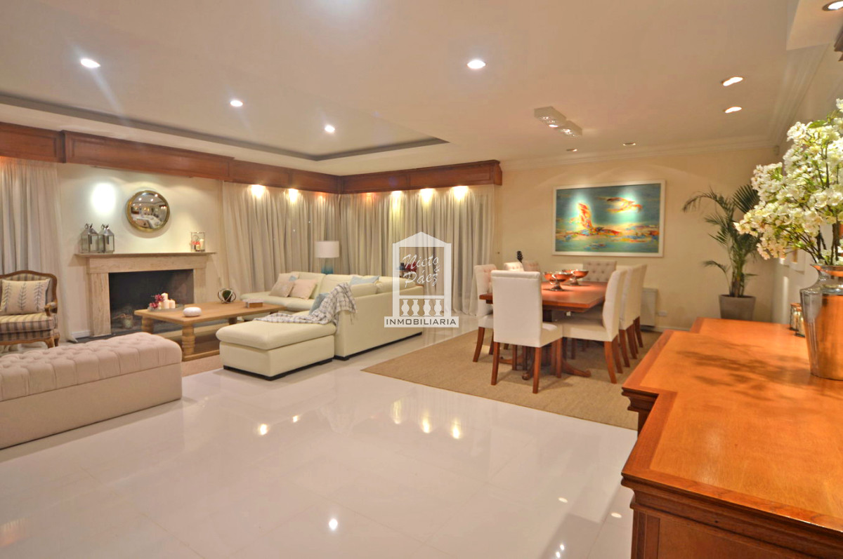 Casa ID.32879 - Playa Mansa, RECICLADA, 485 m2 construidos, 4 dormitorios, piscina climatizada. 2 garajes