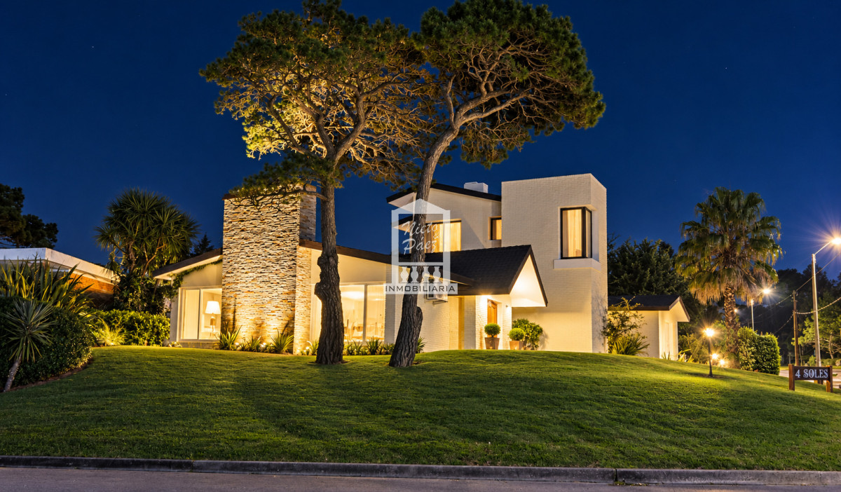 Casa ID.32879 - Playa Mansa, RECICLADA, 485 m2 construidos, 4 dormitorios, piscina climatizada. 2 garajes