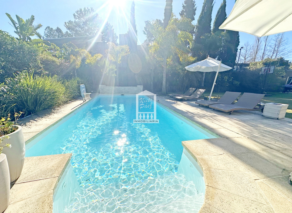 Casa ID.33898 - Barrio Privado. 500 m2 construidos, 1.491 m2 de terreno. Piscina climatizada. Pronta para entrar.