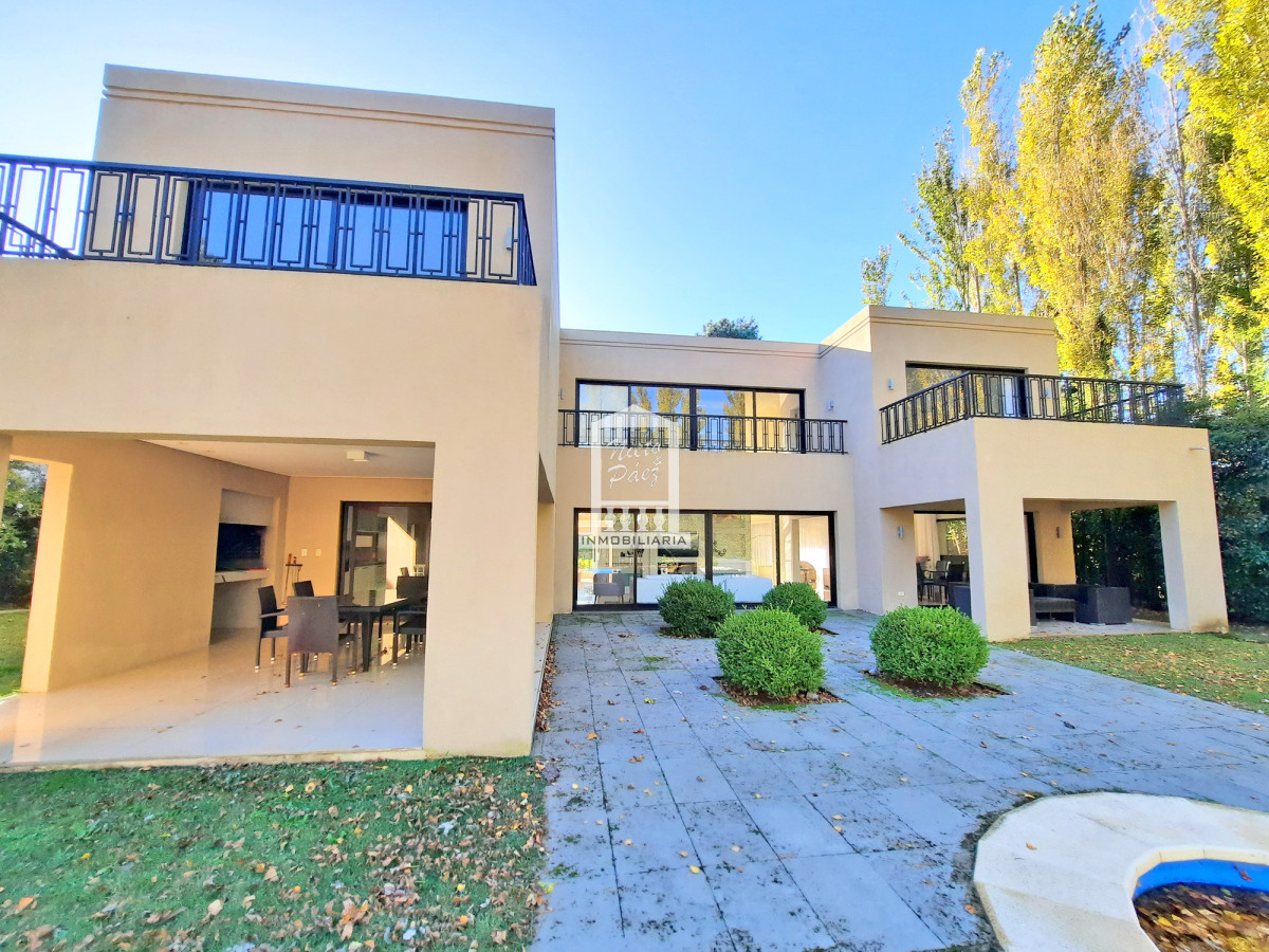 Casa ID.38066 - Barrio privado, 565 m2 construidos, 6 dorm