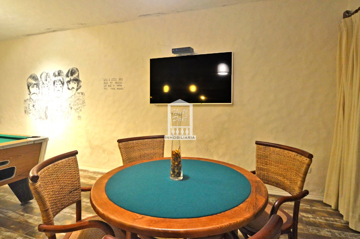 Casa ID.32879 - Playa Mansa, RECICLADA, 485 m2 construidos, 4 dormitorios, piscina climatizada. 2 garajes