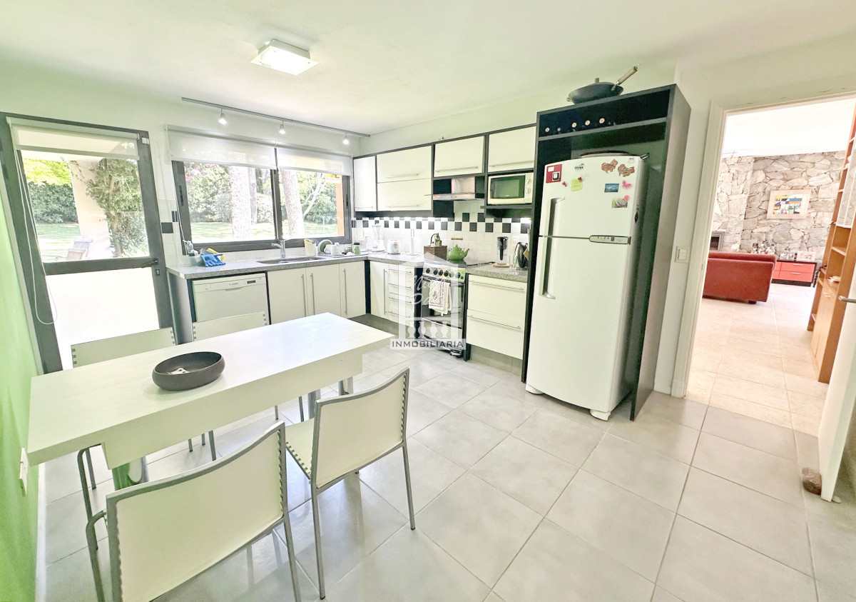 Casa ID.40198 - Exclusivo barrio privado, 3 suites + servicio completo, pileta. Losa radiante