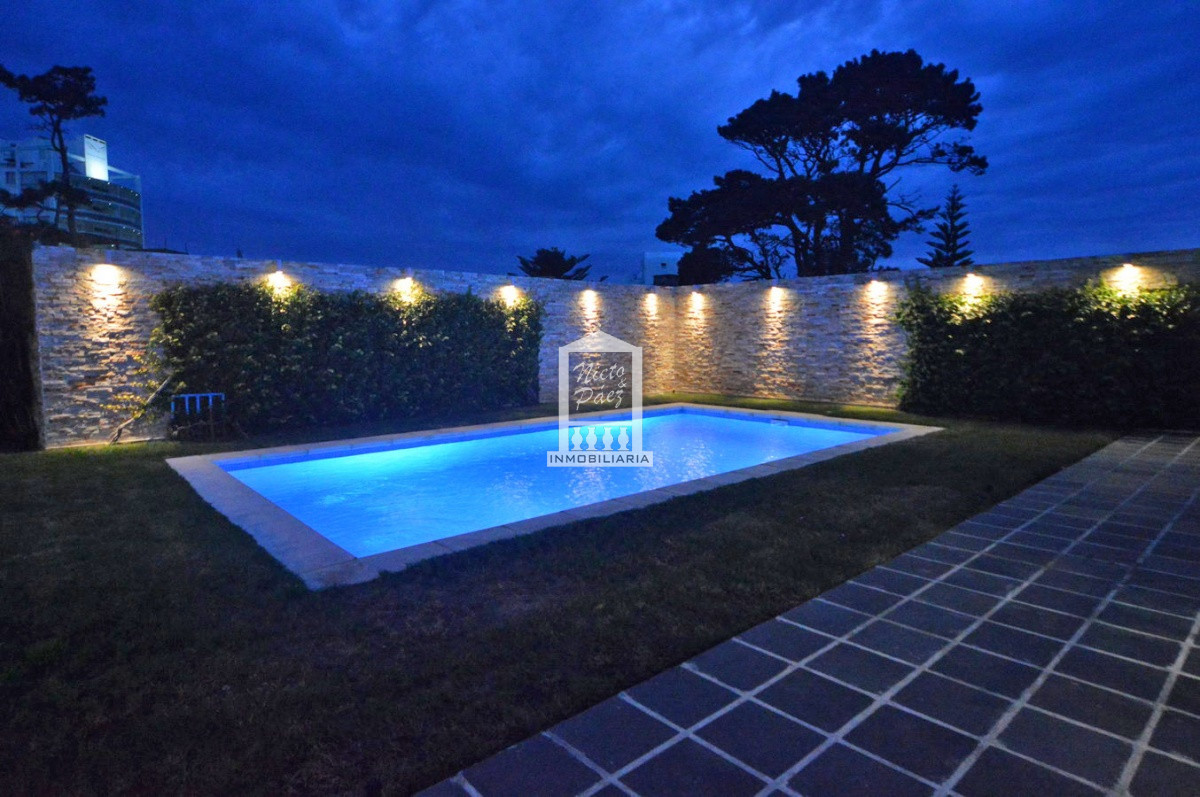 Casa ID.32879 - Playa Mansa, RECICLADA, 485 m2 construidos, 4 dormitorios, piscina climatizada. 2 garajes