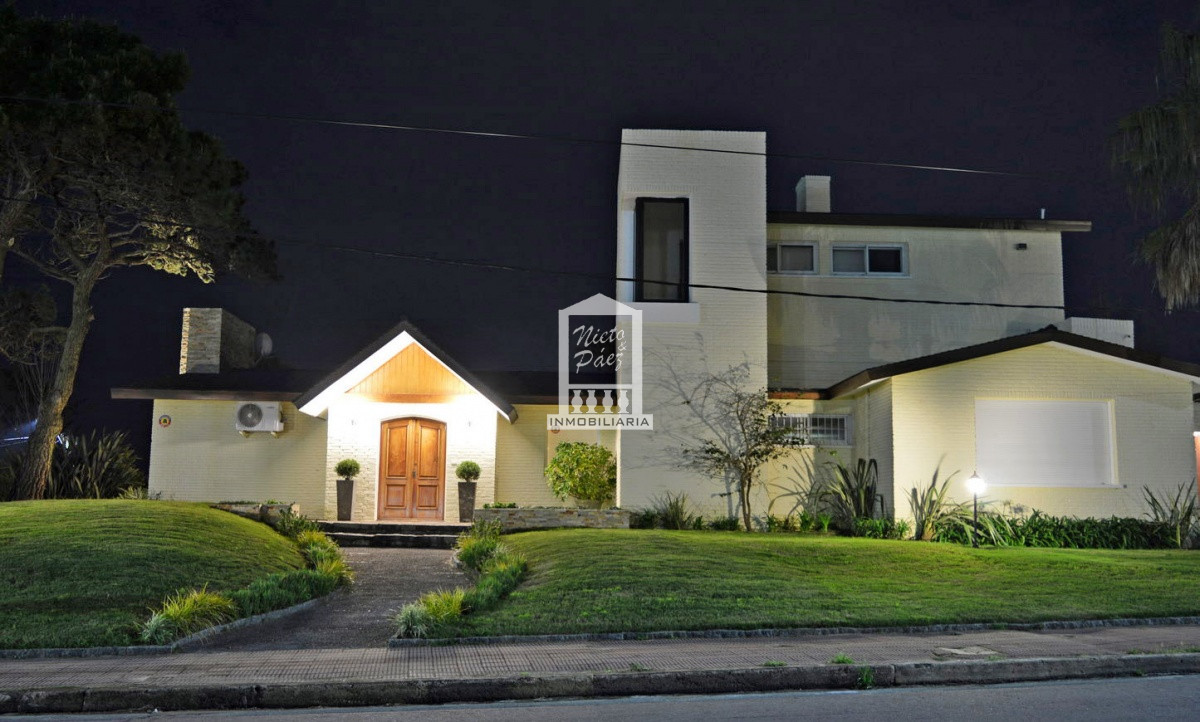 Casa ID.32879 - Playa Mansa, RECICLADA, 485 m2 construidos, 4 dormitorios, piscina climatizada. 2 garajes