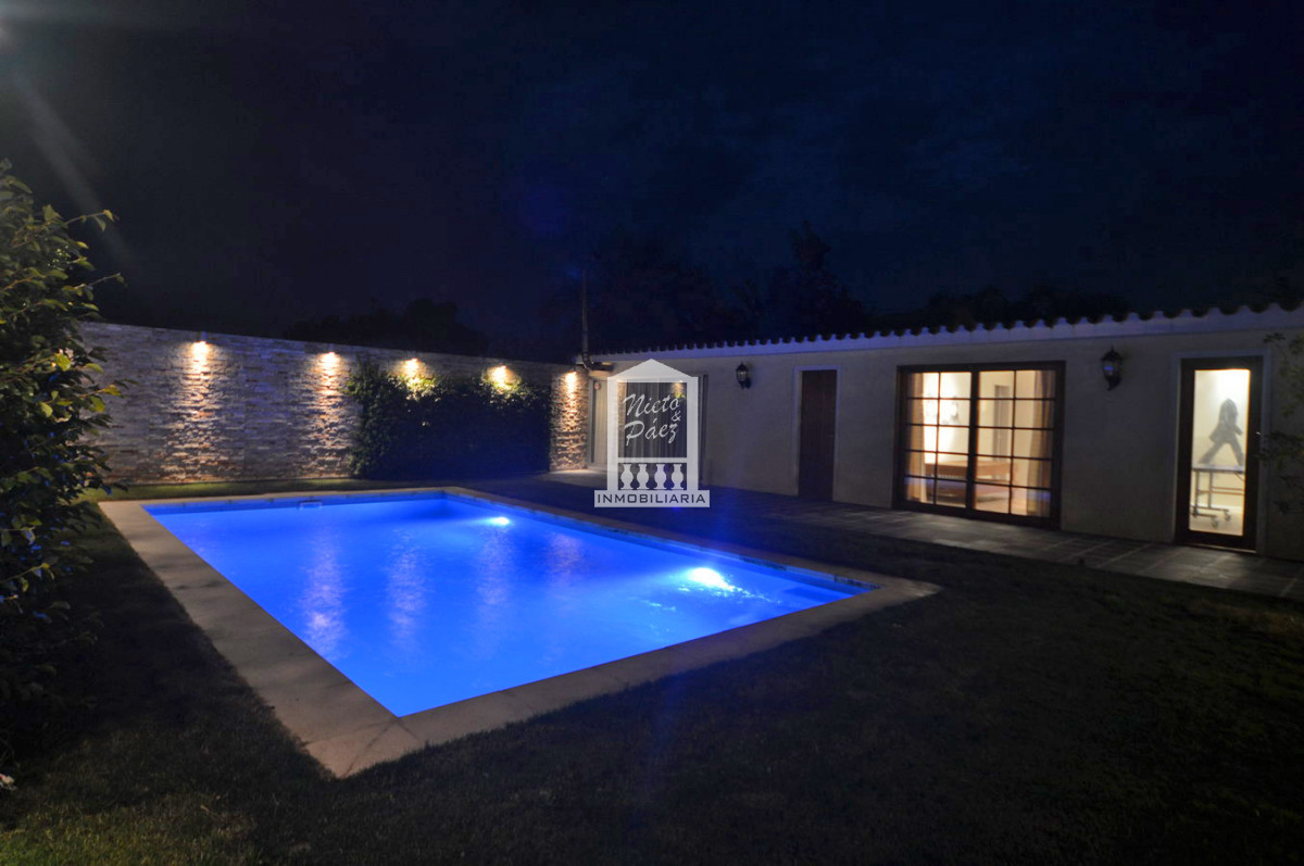 Casa ID.32879 - Playa Mansa, RECICLADA, 485 m2 construidos, 4 dormitorios, piscina climatizada. 2 garajes