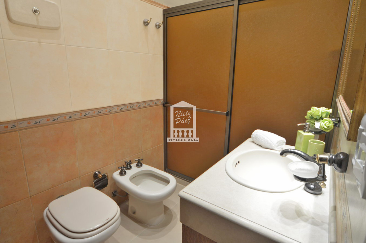 Casa ID.32879 - Playa Mansa, RECICLADA, 485 m2 construidos, 4 dormitorios, piscina climatizada. 2 garajes