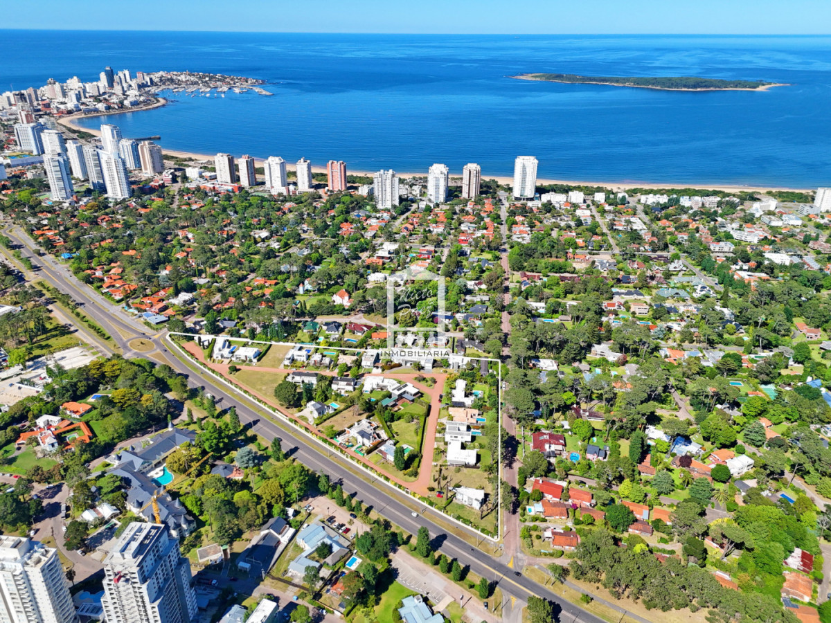 Casa ID.40198 - Exclusivo barrio privado, 3 suites + servicio completo, pileta. Losa radiante