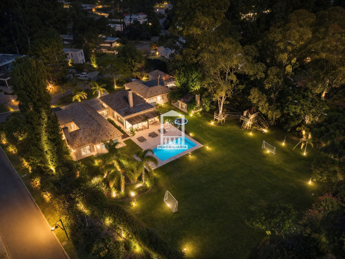 Casa ID.37864 - Mega casa en barrio privado, 662 m2 construidos en 4 lotes.