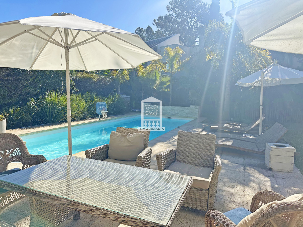 Casa ID.33898 - Barrio Privado. 500 m2 construidos, 1.491 m2 de terreno. Piscina climatizada. Pronta para entrar.