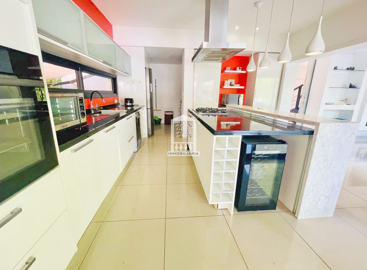 Casa ID.38066 - Barrio privado, 565 m2 construidos, 6 dorm