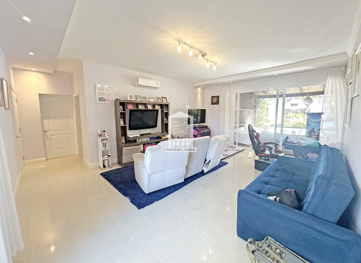 Casa ID.33898 - Barrio Privado. 500 m2 construidos, 1.491 m2 de terreno. Piscina climatizada. Pronta para entrar.