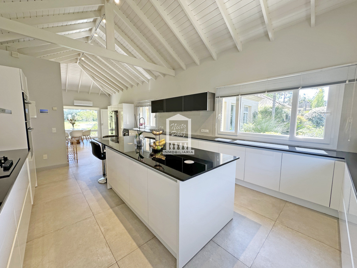 Casa ID.37864 - Mega casa en barrio privado, 662 m2 construidos en 4 lotes.