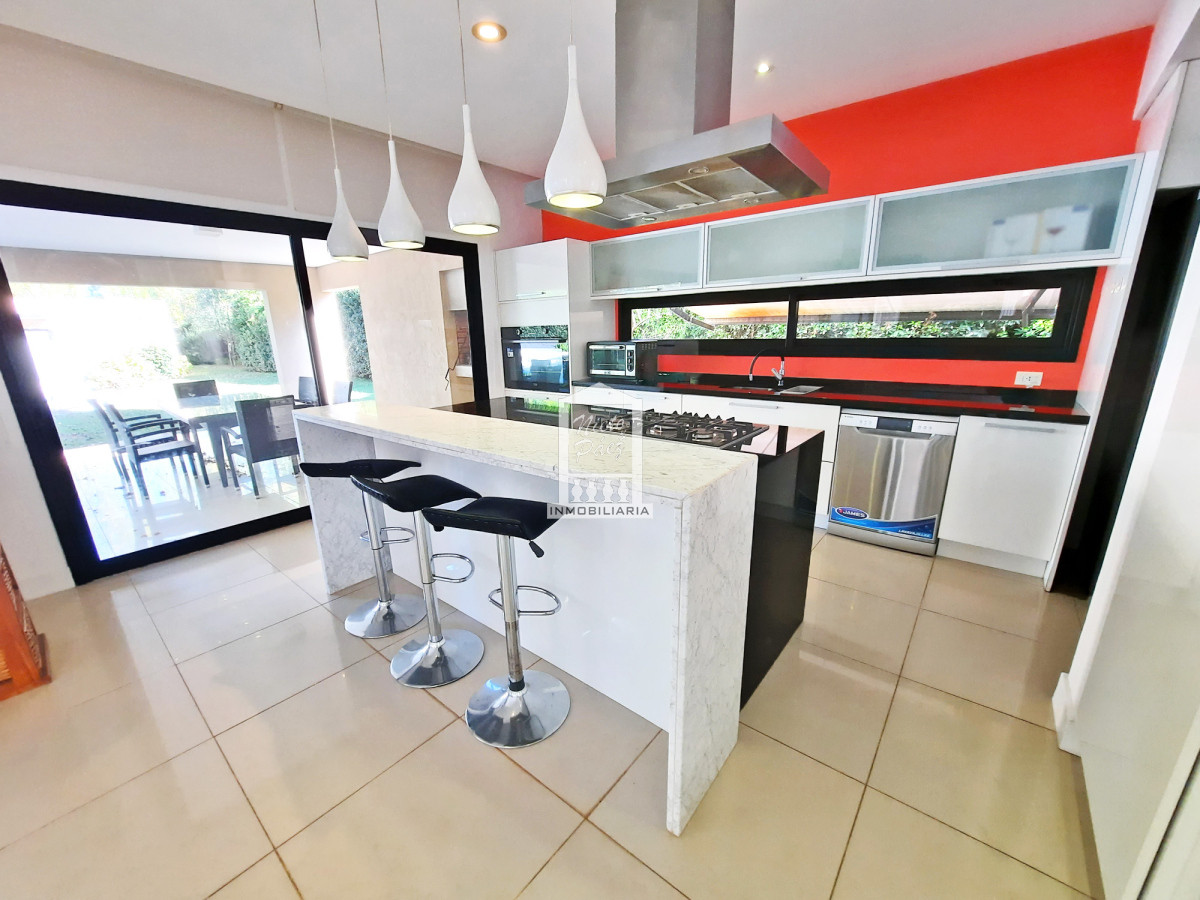 Casa ID.38066 - Barrio privado, 565 m2 construidos, 6 dorm