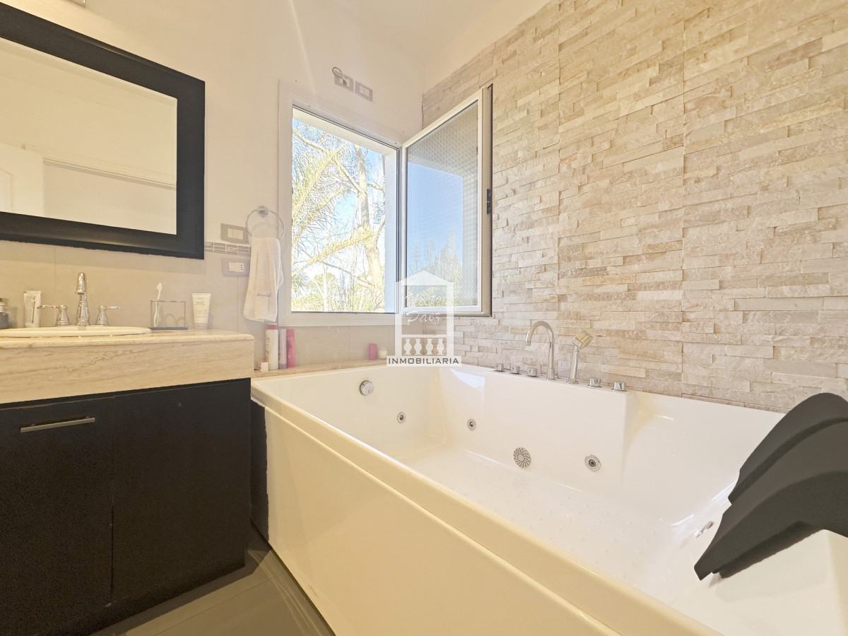 Casa ID.33898 - Barrio Privado. 500 m2 construidos, 1.491 m2 de terreno. Piscina climatizada. Pronta para entrar.