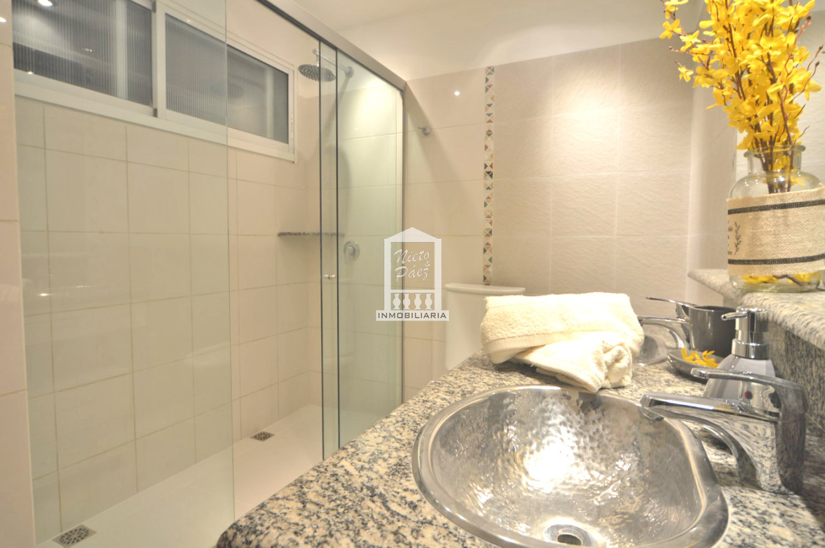 Casa ID.32879 - Playa Mansa, RECICLADA, 485 m2 construidos, 4 dormitorios, piscina climatizada. 2 garajes