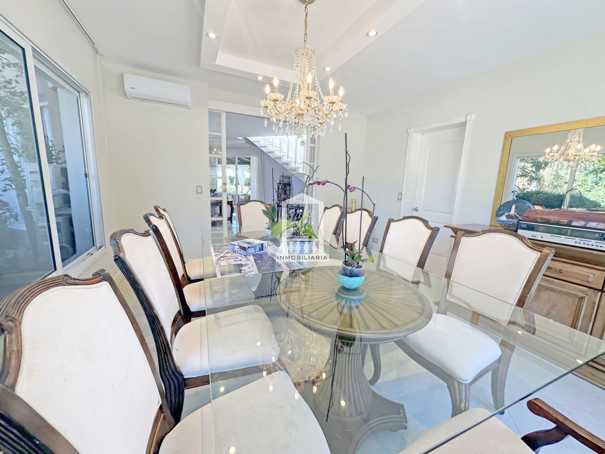 Casa ID.33898 - Barrio Privado. 500 m2 construidos, 1.491 m2 de terreno. Piscina climatizada. Pronta para entrar.