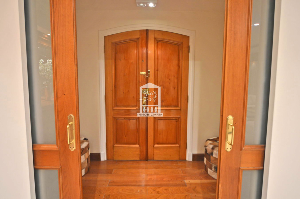 Casa ID.32879 - Playa Mansa, RECICLADA, 485 m2 construidos, 4 dormitorios, piscina climatizada. 2 garajes