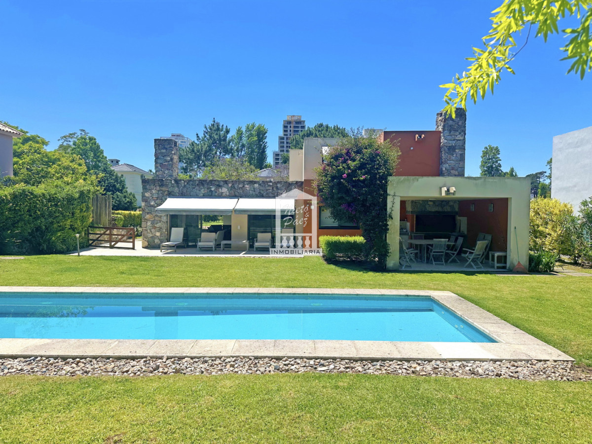 Casa ID.40198 - Exclusivo barrio privado, 3 suites + servicio completo, pileta. Losa radiante