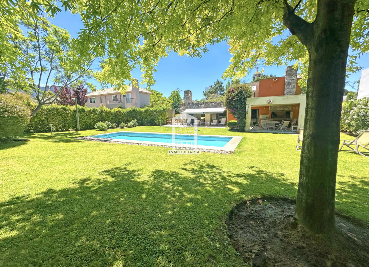 Casa ID.40198 - Exclusivo barrio privado, 3 suites + servicio completo, pileta. Losa radiante