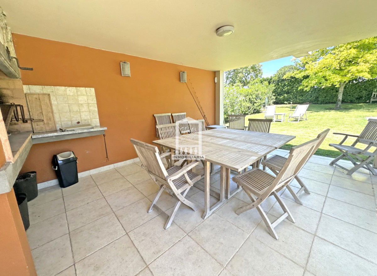 Casa ID.40198 - Exclusivo barrio privado, 3 suites + servicio completo, pileta. Losa radiante