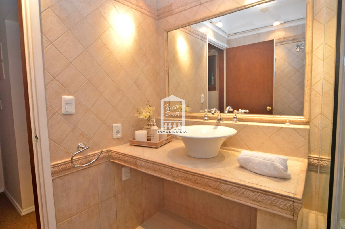 Casa ID.32879 - Playa Mansa, RECICLADA, 485 m2 construidos, 4 dormitorios, piscina climatizada. 2 garajes