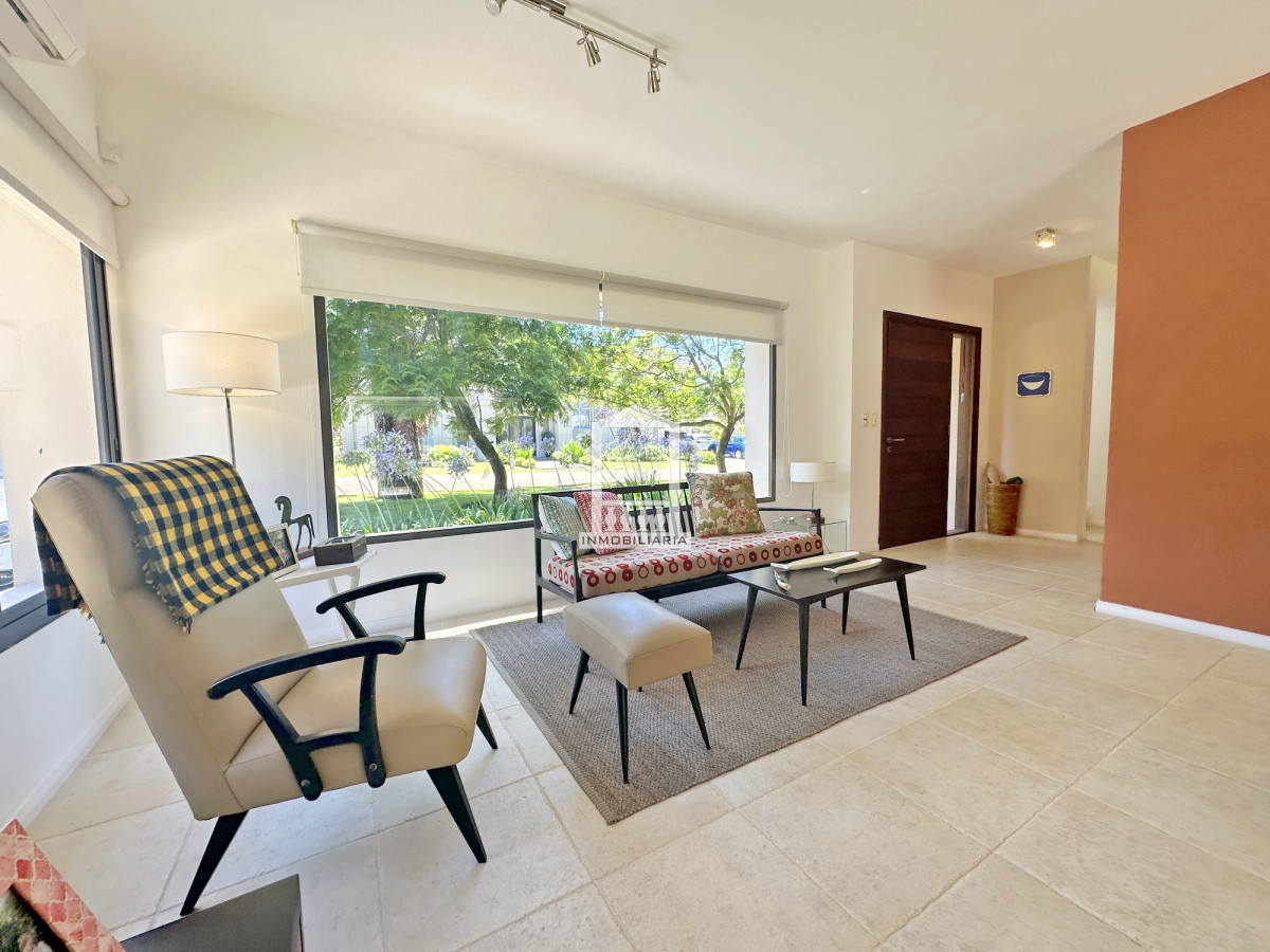 Casa ID.40198 - Exclusivo barrio privado, 3 suites + servicio completo, pileta. Losa radiante