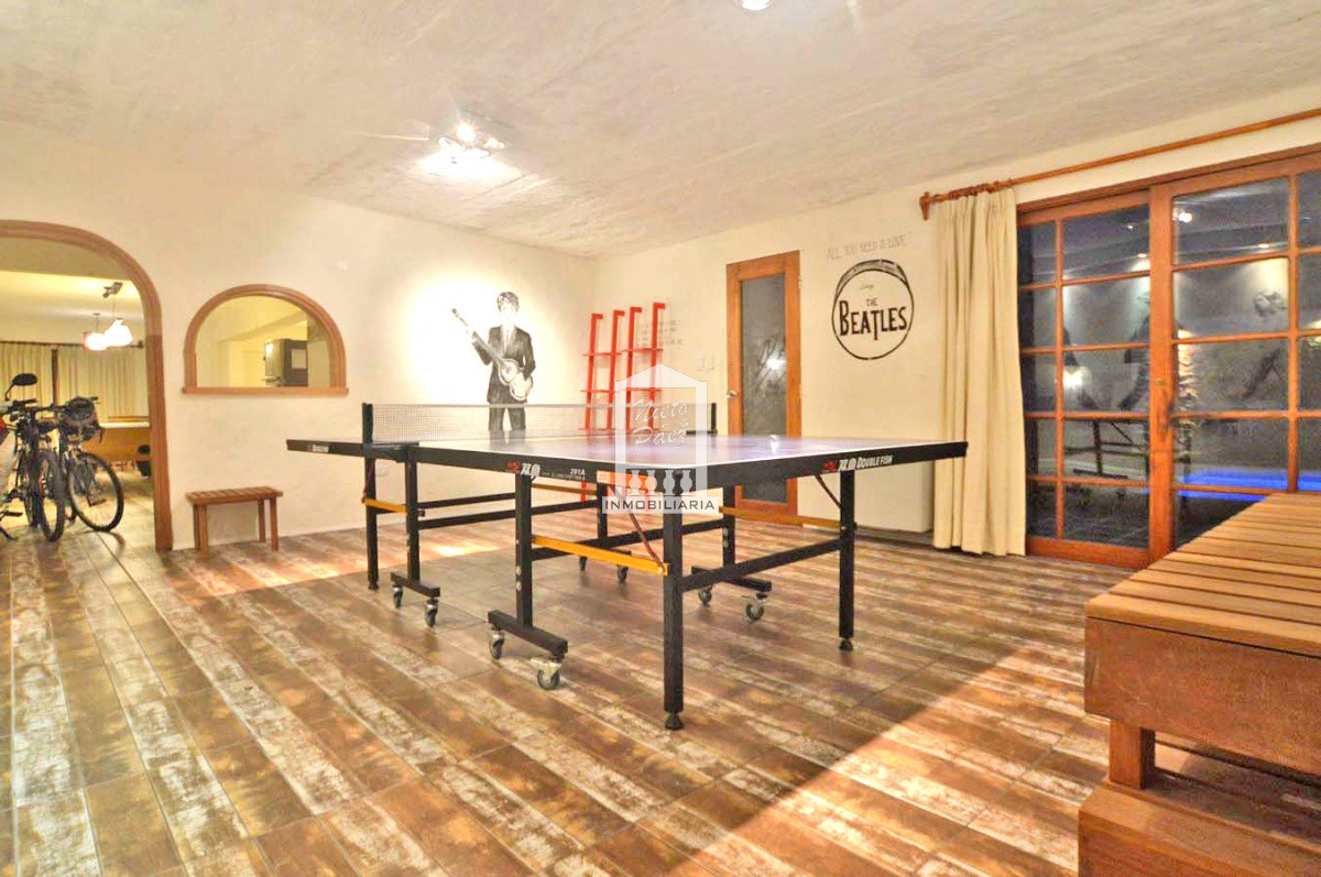 Casa ID.32879 - Playa Mansa, RECICLADA, 485 m2 construidos, 4 dormitorios, piscina climatizada. 2 garajes