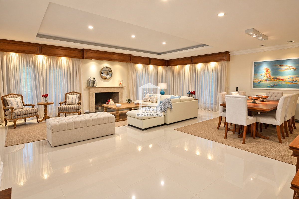 Casa ID.32879 - Playa Mansa, RECICLADA, 485 m2 construidos, 4 dormitorios, piscina climatizada. 2 garajes