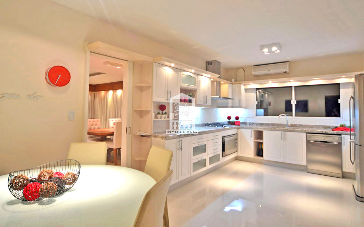 Casa ID.32879 - Playa Mansa, RECICLADA, 485 m2 construidos, 4 dormitorios, piscina climatizada. 2 garajes