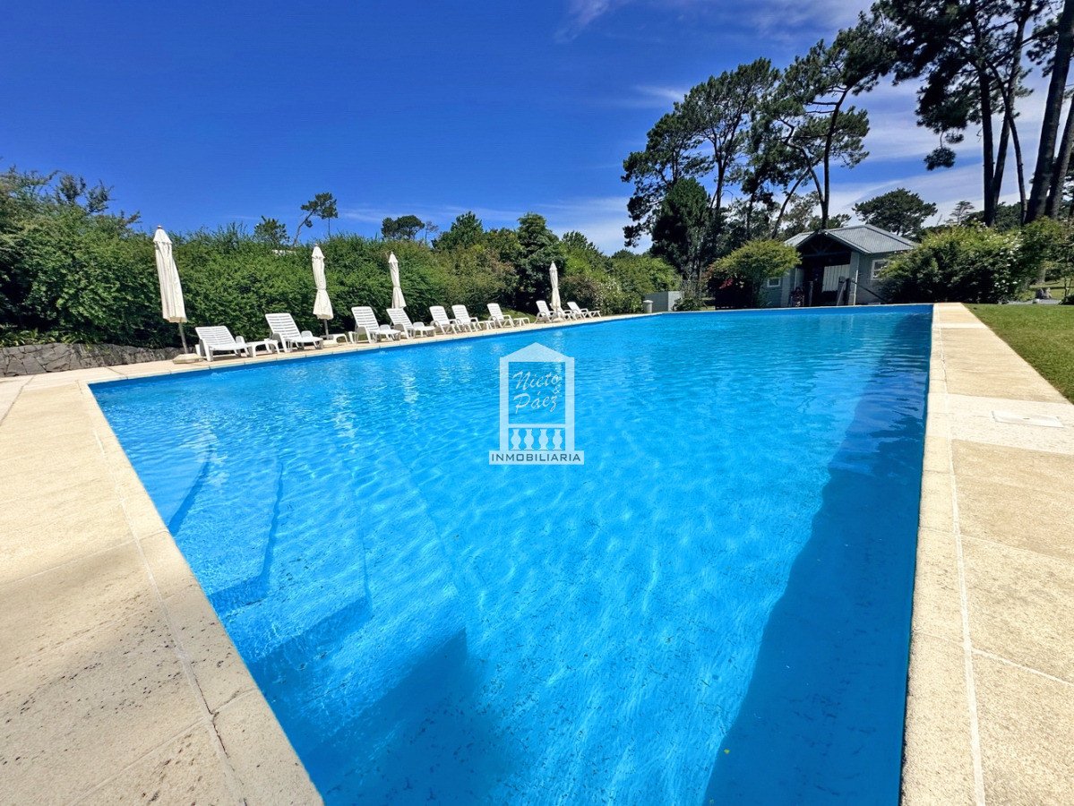 Casa ID.33898 - Barrio Privado. 500 m2 construidos, 1.491 m2 de terreno. Piscina climatizada. Pronta para entrar.